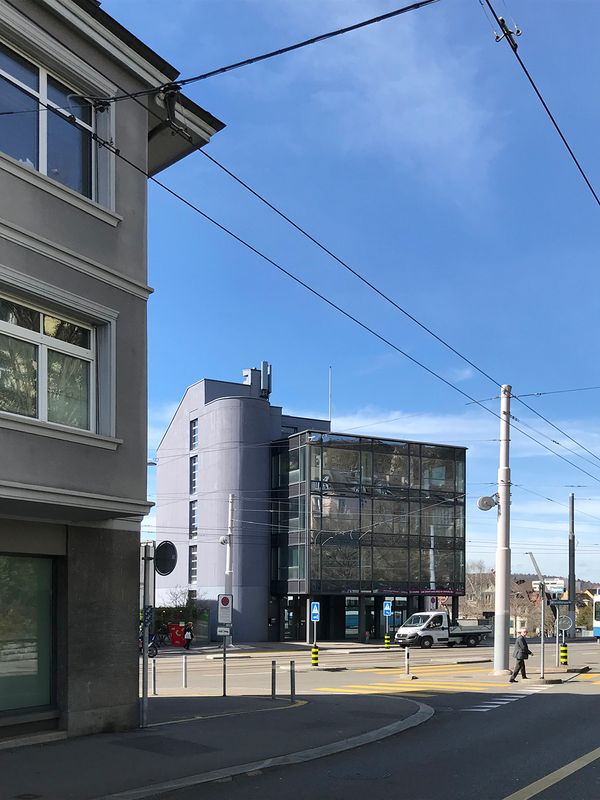 2226 Hybrid Sanierung Universitätstrasse Zürich – Strassenseitige Bestandsfassade mit Portikus – Baumschlager Eberle Zürich AG